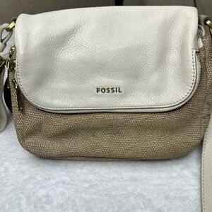 Fossil cross shoulder bag.